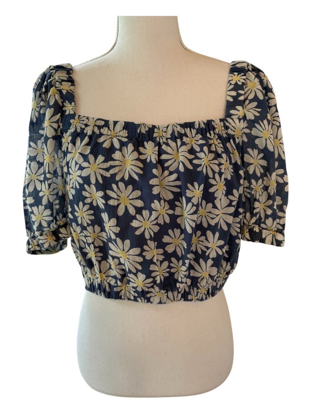 American Eagle Daisy Print Cropped Puff Sleeved Shirt. Size M